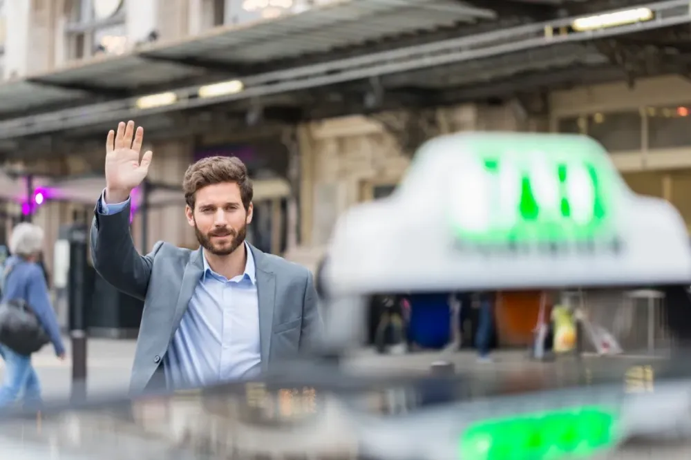 homme appelant un taxi